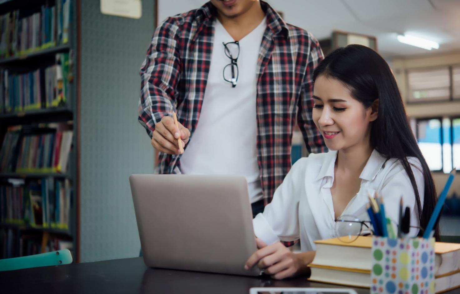Calendario y materiales de estudio para programa educativo financiero